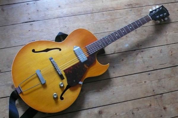 Gibson ES 125 TC, Bj. ´66/´67

Eine ES 125 von ´66/´67 in weitesgehendem Original-Zustand. 
Eine sehr schöne, sehr leichte Gitarre die sich fast wie von selbst spielt.

Eigentlich sicher als Low-Budget Jazz-Modell konzipiert, hat sie sich auch in der Hand von Blues- und Rockgitarristen einen guten Namen gemacht.
Zu den bekanntesten Nutzern dieses Modells gehören wohl George Thorogood und Marc Ribot.

Ich benutze sie auch durchaus nicht für Jazz, sondern für unnachahmlich räumliche Cleansounds sowie richtig fetzige Rocksounds - P90 sei Dank ;)