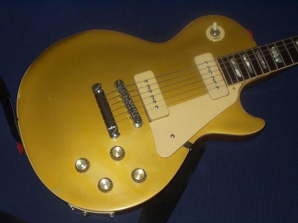 Gibson Les Paul "Goldtop", Bj. ´68

Gibsons erstes "Reissue"-Modell.
Nachdem die Les Paul-Produktion für einige Jahre eingestellt worden war, brachte Gibson 1968 wieder zwei Modelle auf den Markt.
Die "Standard" mit 2 P90 Pickups, und die "Custom" mit 2 Humbuckern.
Meine ist refinished und hatte auch sonst ein schweres Leben - aber immer noch ein tolles Teil!