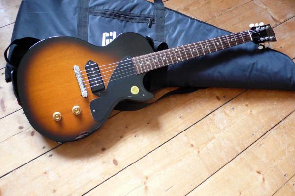 Gibson Les Paul Junior, Bj. ´05

Ein tolles Teil!
Hab´ich leider in einem Anfall geistiger Umnachtung verkauft...