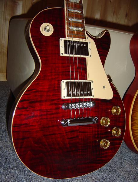 Gibson Les Paul Standard Plus von 1999. Die Flammung ist eigentlich stärker und beeindruckender. Ist hier leider etwas der Kompression zum Opfer gefallen.

Aktuell nicht mehr im Bestand. Gute Gitarre.