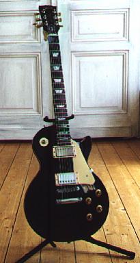 Gibson Les Paul Studio, Bj. ´94

Eine gut-klingende Gitarre, aber ich bin nie so richtig mit ihr warm geworden...
Mit seltenem Ebenholzgriffbrett und schwer wie ein Stein ;)