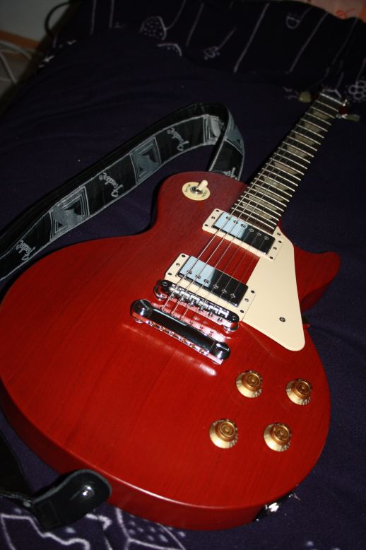 Gibson LP worn cherry 
Meine Zweitlieblingsgitarre :-)