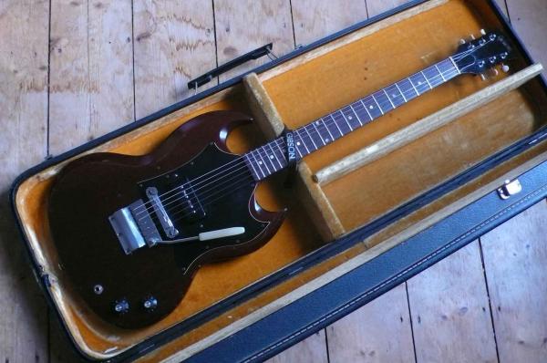 Gibson SG Junior, Bj ´69

Hey, diese Gitarre war nur geliehen, aber ich wollte sie euch dennoch nicht vorenthalten.
Mit dem einzelnen P90 am Steg kann man schon unglaublich fette Rocksounds erzeugen, und das Vibrola lag mir richtig gut in der Hand - aber mir fehlte bei ihr ein bißchen "zing" obenrum... war insgesamt eher mittig.