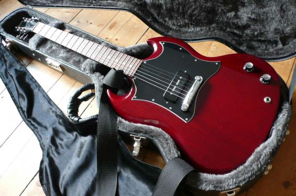 Gibson SG Junior

Sehr schöne kompromisslose Gitarre mit tollem tiefen Rotton.
Meine Les Paul Junior klang aber besser...