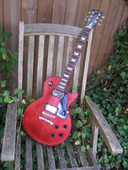 Gibsonhttp://www.musiker-board.de/album.php?albumid=3701&attachmentid=190864 Studio worn cherry 1