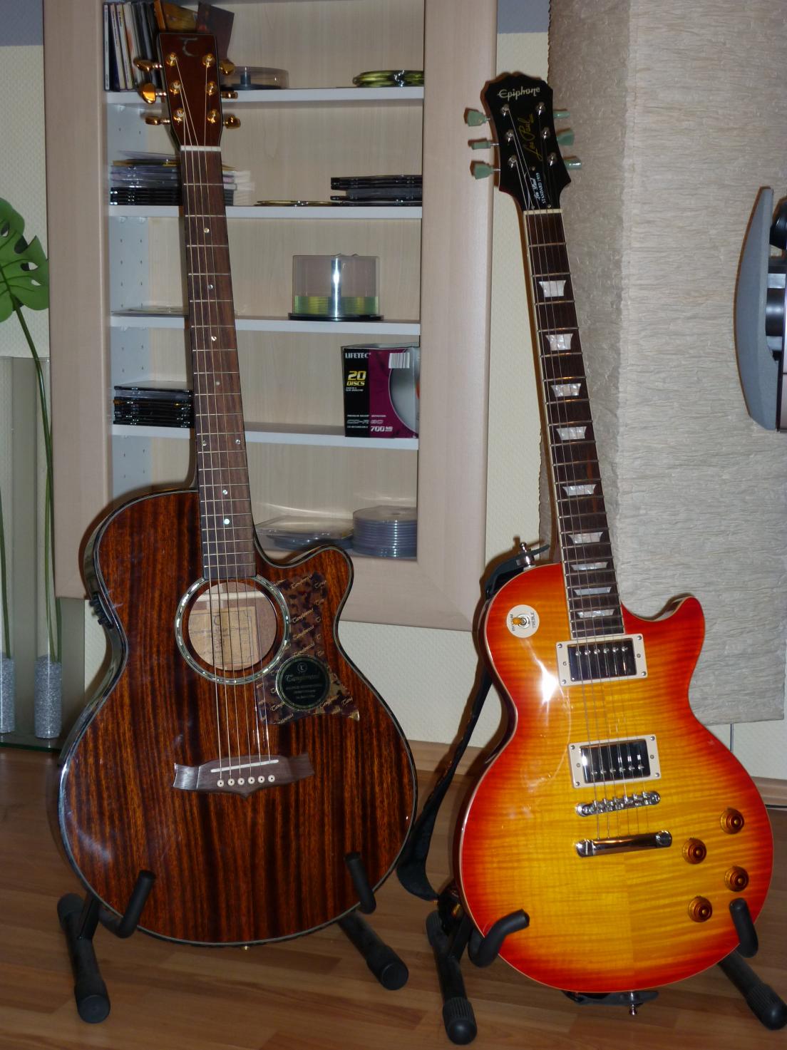 Gitarren
-Tanglewood TW45B
-Epiphone Les Paul Custom 1959 (mit kompletter Gibson Hardware)