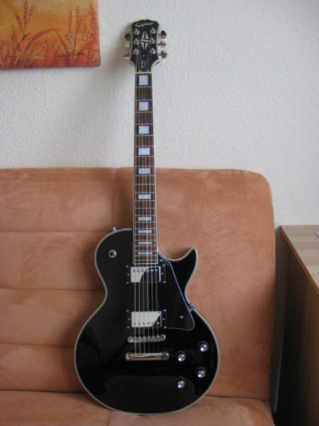 Hier mit dem klassischen Gibson Schlagbrett!