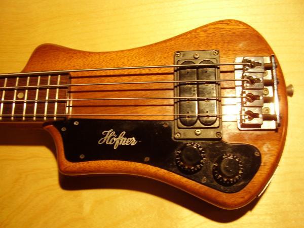 Höfner Shorty Bass von 1981. Für unter 100 Euro bei Ebay gekauft, für über 400 ein paar Jahre später nach England verkauft.......