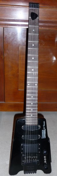 Hohner Steinberger Copy

Da hatte mich auf eBay mal einer richtig reingelegt. Das Ding war in einem Sch...zustand. Nicht nur die Bünde runter, sondern schon richtig tiefe Kerben im Griffbrett! Ja, im GRIFFBRETT, im HOLZ. Unglaublich.

Die Hohner ist aus Ahorn, allerdings einer recht weichen Sorte. Die angeblich orginale Steinberger Hardware finde ich ziemlich schlecht. Die Tuning-Schrauben sind schwergängig und unpräzise und die primitiven Böckchen sind fummelig zu justieren. Trotzdem hat sie einen erstaunlich guten Attack, was ich auf die Headless Konstruktion zurückführe.

Ich halte schon seit Jahren Ausschau nach einer echten Steinberger. Solange ist das noch meine Reisegitarre.