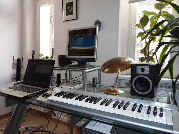 Homerecording Seitenansicht. Was heute alles mit ein paar Bits und Bytes geht, verrichteten früher schwere Bandmaschinen, Riesenmixer und mehrere Kilometer an Kabeln. Der ganze Kram hat incl. Software nicht mehr als eine gute Gitarre gekostet. Wunder der Technik. Mir fehlt aber immer noch so richtig der Durchblick.