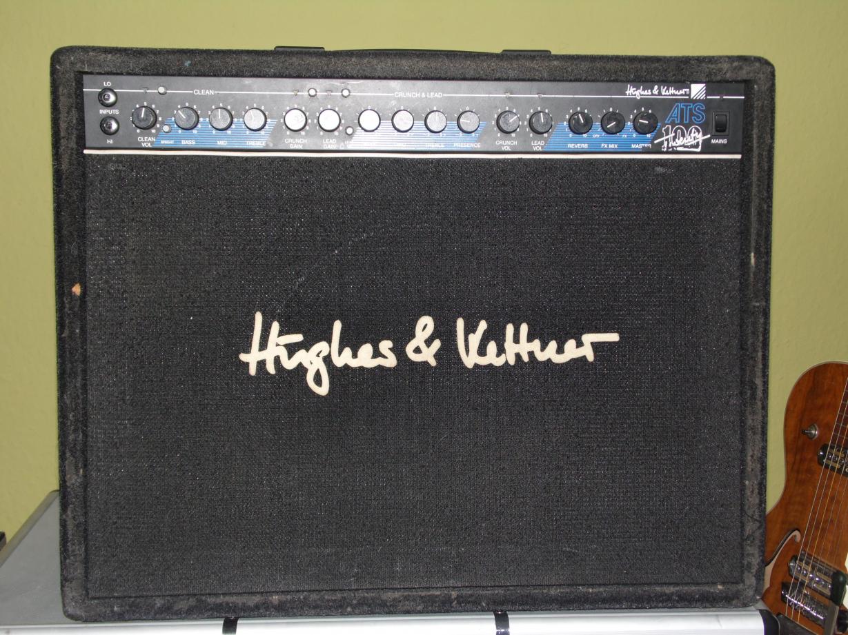 Hughes & Kettner ATS 120 gebaut so 88/89 120 Watt Hybridamp
3 Kanäle: Clean - Crunch - Lead
ersterer Solid State Vorstufe - Crunch und Lead haben eine Röhren Vorstufe - die Endstufe Transistor. 12" Celestion Speaker.