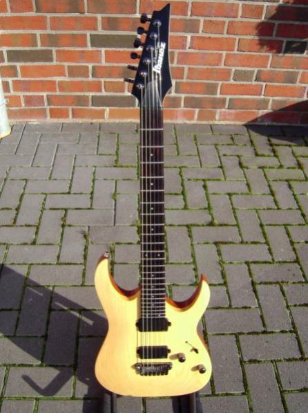 Ibanez Prestige RGA 121 NTF ... man sieht die Holzmaserung wegen dem Licht leider nur schlecht :( ... und durch das hochladen wurde die Qualität ein wenig heruntergefahren ôO