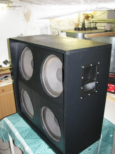 Im Bau befindliche:
Oversized 4* 12" Celestion G12S 50 Gitarrenbox