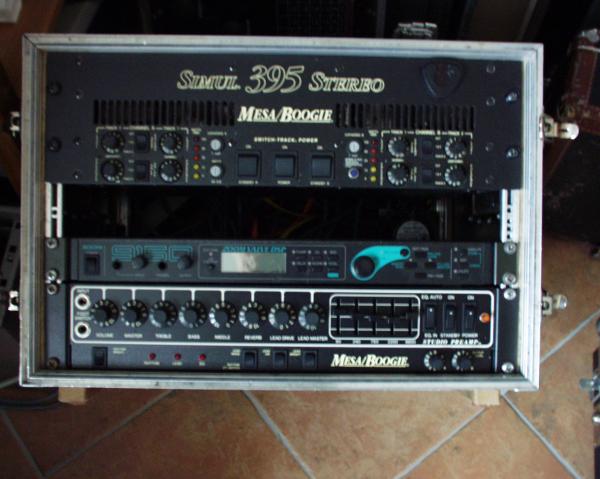 Mein altes Gitarren-Rack... Ein Korg A3 gehörte da noch rein, das im Boogie Effektweg eingeschliffen war. Hinten war noch ein Nobels Midi-Switcher, um die Umschaltungen (A/B zwischen Boogie und Zoom Vorstufe, beim Boogie: Ch, EQ und Rev) in's MIDI Setup zu integrieren.
Dazu gehörten zwei 2x12 Boxen mit G12/80 Celestion.
Heute spiele ich einen Mesa Boogie Maverick ganz pur lediglich mit einem Morley PWO!