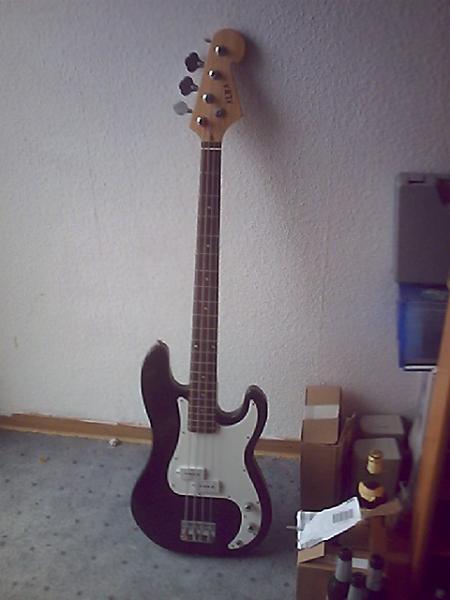 Mein erster Bass.
Der Alba P-Bass,fällt aber mittlerweile im wahrste Sinne des Wortes auseinander :D

Die Schraube für den Gurt habe ich schon drei mal vergrößert und der Stimmwirbel für eine Saite ist auch schon abgeflogen.
Außerdem ist der Kopf etwas in Mitleidenschaft gezogen wurden weil ich mit dem Haken da oben die ein oder andere Bierflasche geöffnet hab :D

Aber hey,das lädt doch geradezu dazu ein oder etwas nicht? ;)


Nun hat er aber ausgedient und hängt normalerweise an meiner Wand als Deko.