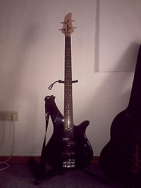 Mein Hauptbass,ein Yamaha PJ-Bass auf den ich rote Saiten drauf gezogen hab.
Er bekommt dadurch ne echt geile Optik und auf der Bühne sieht das auch heiß aus ;)