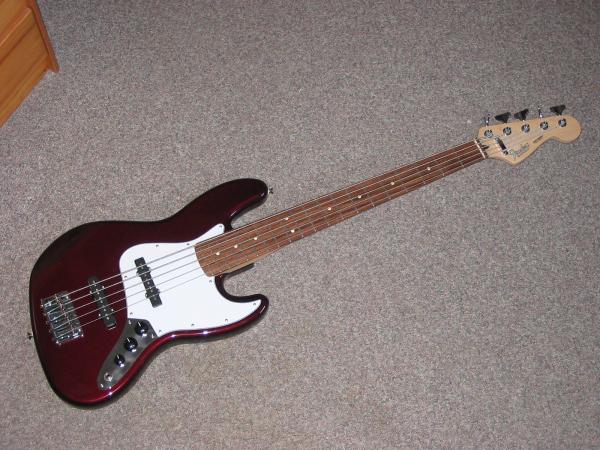 Mein mittlerweile nur noch selten gespielter Fender Standard Jazz Bass V. Mit vier Saiten wäre er mir mittlerweile doch lieber... :(