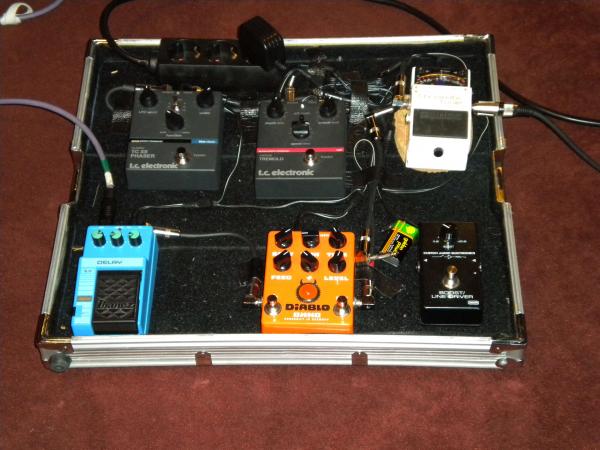 Mein Pedalboard. Mit dem Boss Tu-2 Tuenr geht's los, dann ein TC Tremolo, TC Phaser, der MXR Booster ist derzeit nicht in der Kette, Dann der Okko Diablo und ein Ibanez Delay für ein wenig Raum am Ende.