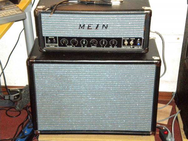 MEIN Sovtek Mig 50. Brutaler Rock'n Roll Amp mit JTM 45/ Bassman-Genen. Fantastisches Teil, klingt saugut und ist klein, leicht, laut und unkaputtbar. Schluckt jedes Pedal und verträgt sich mit jeder Box. Darunter eine selbstgebaute 1x12" Box, in der derzeit ein EV 12L steckt.