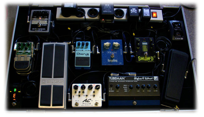 Mein Stressbrett v. 1.1
unten v.l.n.r.: Korg Pitchblack Tuner, Boss FV 500 L Volume Pedal, Xotic AC+ Plus, H&K Tubeman 1 PreAmp, Dunlop Cry Baby GCB95
mitte  v.l.n.r.: Line6 EchoPark Delay, Boss CE 3 Chorus, TAD RangeKing, Tech 21 SansAmp
oben  v.l.n.r.: Electro Harmonix Holy Grail+ Hall, Stromversorgung (Godlyke Power All), Line6 Relay G 30 2,4 GHZ Funke