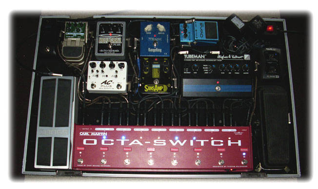 Mein Stressbrett v. 2.0
oben v.l.n.r.: Korg Pitchblack Tuner, Line6 EchoPark Delay, Electro Harmonix Holy Grail+ Hall, TAD RangeKing, Boss CE 3 Chorus
mitte  v.l.n.r: Xotic AC+ Plus, Tech 21 SansAmp, H&K Tubeman 1 PreAmp, Line6 Relay G 30 2,4 GHZ Funke
unten v.l.n.r.: Boss FV 500 L Volume Pedal, Carl Martin Octa-Switch, Dunlop Cry Baby GCB95