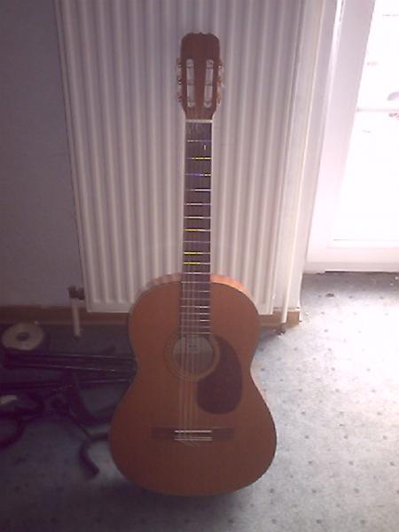 Meine allererste Gitarre....

Meine Musima A-Gitarre Mod Julia.
Wird schon lange nicht mehr hergestellt,weil sich die Manufaktur aufgelöst hat,hat aber damals schon über 600DM gekostet.
Damals war ich noch sechs oder sieben Jahre alt.