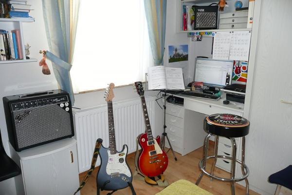 meine alte Übungsecke bis Oktober 2009, Fender-Amp und Vintage LP sind verkauft