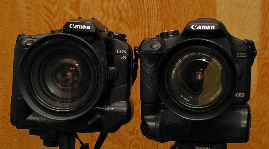 Meine beiden Haupt-SLRs, die Canon EOS 500D mit Batteriegriff rechts und die analoge Canon EOS 33 mit Batteriegriff links.