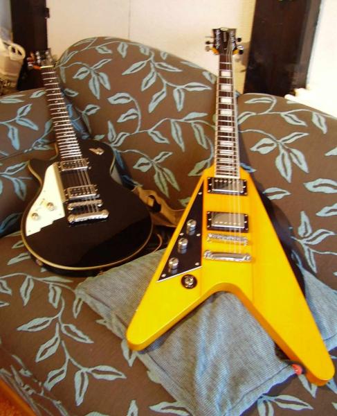 Meine Duesenberd Starplayer Spacial, seit 2002 meine. Und eine 2008er Reverend Volcano. Die Schwanzverlängerung schlechthin.