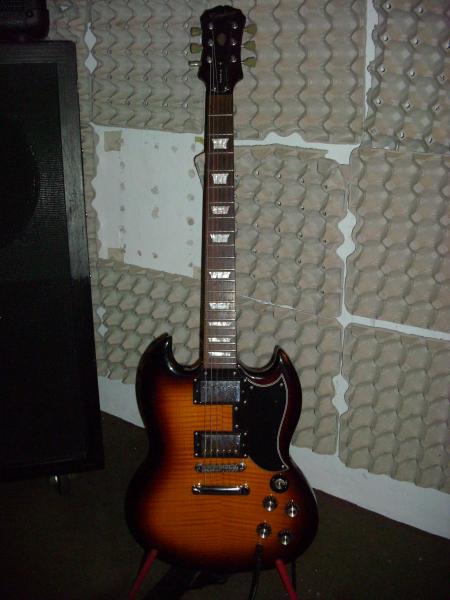 meine Epiphone SG Deluxe, gott hab ich das ding lieb^^