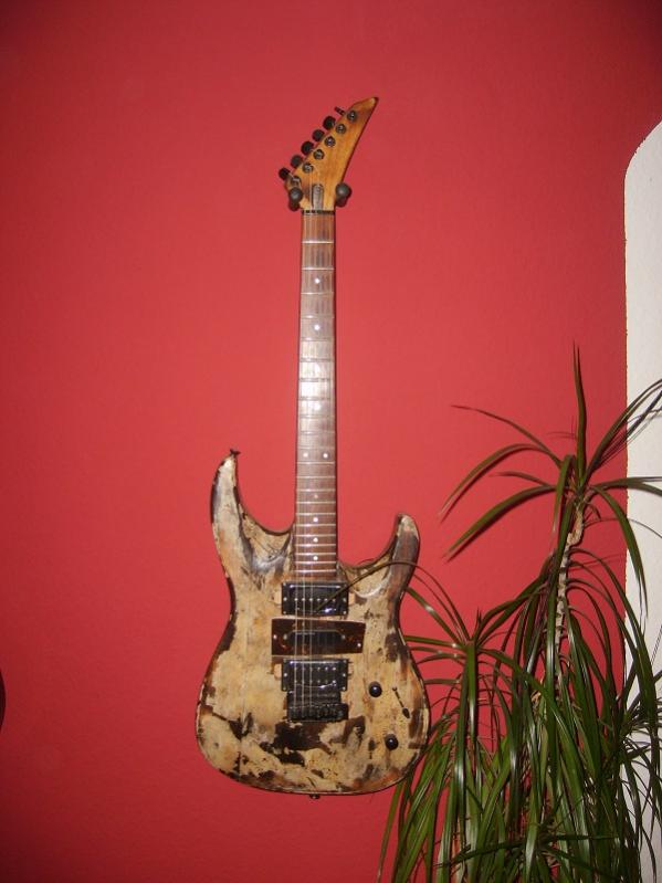 Meine Fukushimacaster. Ich hab absolut keine Ahnung, welche Gitarre da die Grundlage war. Fest steht, es handelt sich um eine Powerstrat mit HSH-Fräsung und 3 teiligem Body. Der Hals ist ein recht fettes D. Ansonsten noch 2 Potis und ein 5 Way Switch. Dazu noch ein Claim CBM-1 Modul, das ich der Gitarre vor kurzem gegönnt habe. Die PUs sind von Dan Armstrong designed, bis auf der mittlere SC, der ist ein Fender Lace Sensor. Die Gitarre habe ich mir schon in dem Zustand gekauft und bin echt froh, das ich das gemacht habe. Wirklich geiles Teil!