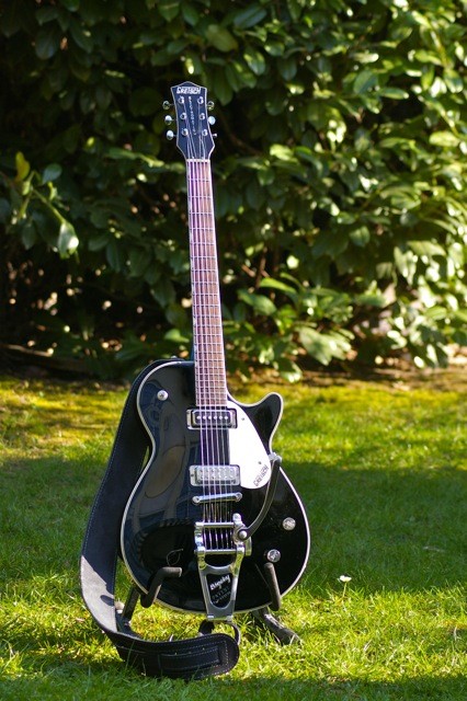 Meine Gretsch Electromatic Pro Jet. Sie hat ein Bigsby B7, einen GFS NY II am Hals und eine Compton Bridge.