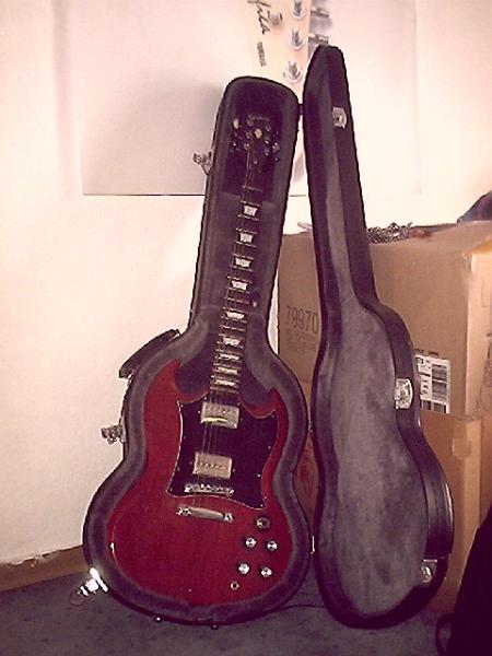 Meine neuste und vielleicht auch beste Errungenschaft:

Die Epiphone SG-G400 mit Phat Cat Tonabnehmer und Göldo Pickguard.

Hab ich ausm Flohmarkt von dem User "EP" erstanden und muss mich nochmals bedanken,ich bin vollkommen und rundum zufrieden! :D