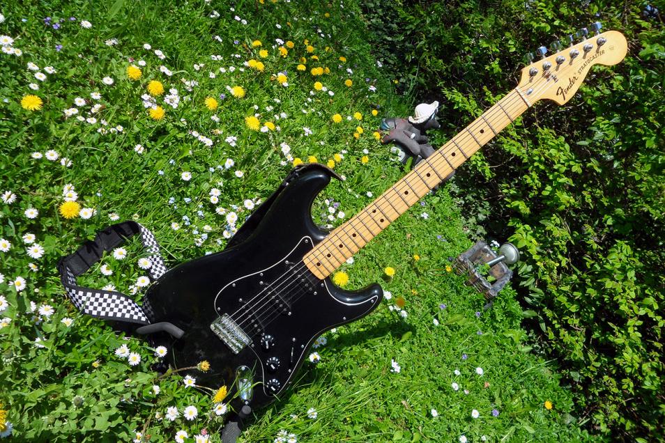 Meine schwarze 76er USA Fender Stratocaster ... Hübsche Lady :)