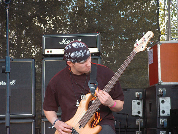 Meinereiner mit den "Victims of Madness" aufm Fuck the Flut Benefiz open Air 2002