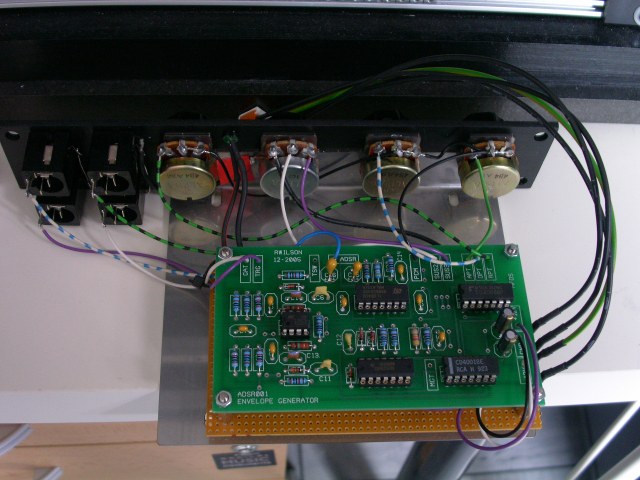 MFOS ADSR Rückseite  (mit LED Treiber und invertiertem Gate Ausgang, beides auf einer zusätzlichen Lochraster-Platine)