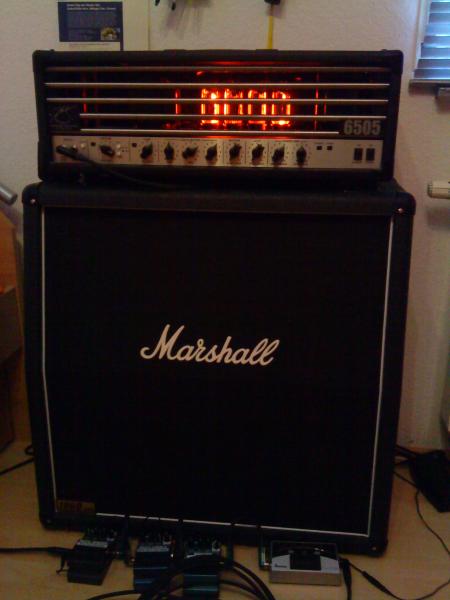 Peavey 6505 mit front update ( röhrenbeleuchtung per knopfdruck umstellbar von blau auf rot oder umgekehrt :D )

Marshall 1960 A Lead

Ibanez Lu 20 tuner
Digitech MultiChorus
Digitech Digiverb