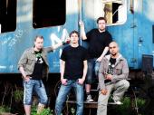 Resomus

Die ganze Geschichte startete Anfang 2009 als Soloprojekt von Danny und formte sich mittlerweile zur Band.
Die vier Jungs aus der alten Römerstadt Trier machen Rock mit deutschen Texten.

Beim aktuellen Album „Meine Welt“ hat Danny noch alles im Alleingang gemacht. Angefangen beim Songwriting über das Arrangieren, bis hin zum Einspielen der Instrumente. Er möchte mit dieser Platte quer durch „Meine Welt“ führen, d.h. die Themen in den einzelnen Liedern betreffen Danny in eigener Sache oder aber greifen Szenarien aus seinem Umfeld auf. Die Hörer sollen teilhaben an den Ereignissen, die sie vielleicht auch gerade durchmachen oder erlebt haben, sich ganz einfach verstanden fühlen. Im Leben gibt es oft Grauzonen, die einen versuchen vom Weg abzubringen. Hat man aber jemanden an seiner Seite,der aus eigener Erfahrung heraus eine gewisse Hilfestellung geben kann, wird's schon wesentlich einfacher eine Situation zu meistern. In „meiner Welt“, in die sich Danny dann zurückzieht, ist Musik der Leitfaden und das Gute ist, sie ist immer da...wann immer man sie braucht.
Und genau das ist es, was euch auf seinem ersten Album erwartet.