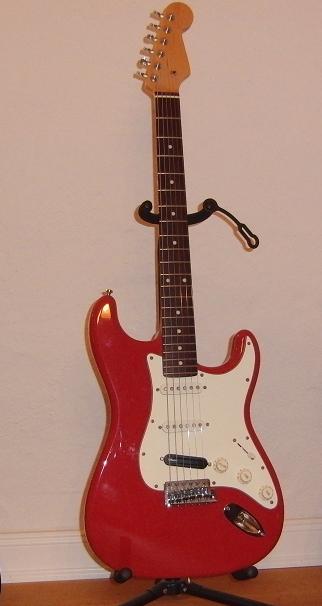 Rockinger Stratocaster

- Rockinger Erle Body, 60s Shaping
- Hals Maple mit Rosewood Griffbrett, Radius 7,5", D-Shape
- Hals- und Middle PU Texas Specials
- Steg-PU: DiMarzio Chopper
- Gotoh Magnum Locking Mechaniken

--> Das Vibrato wird demnächst noch entfernt und gegen eine feste Brücke getauscht