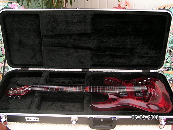 Schecter C-1 Blood Moon im Thomann Guitar Case