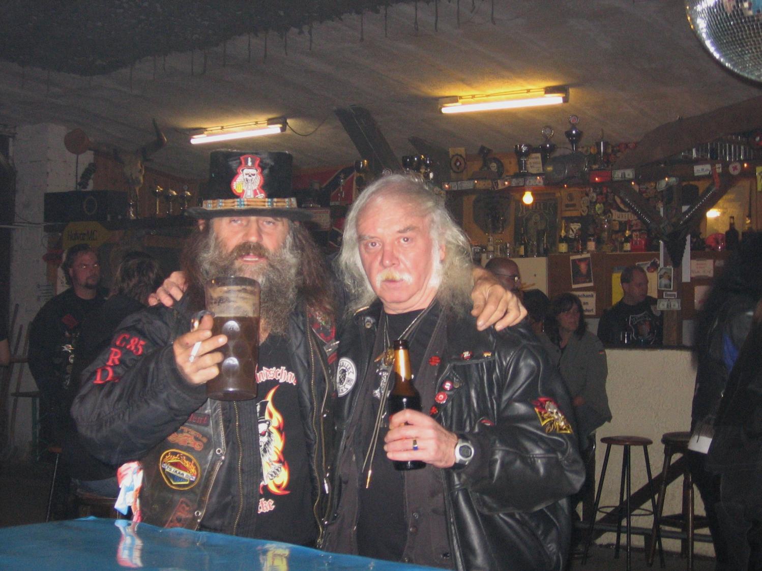 Season End Party 2009 - MC HELL ON WHEELS - Rocker Reiner (rechts) mit Rockerfreund