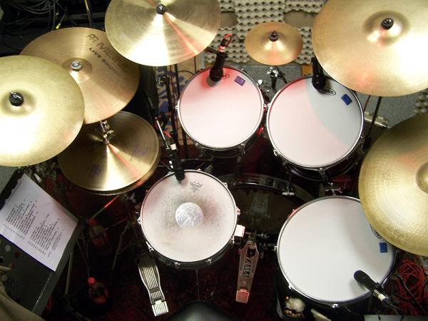 Shellset Tama Swingstar (1983), Snare Imperialstar (1980), (v.Re.) Ride 20er Paiste Formula602 (1965), Crash 18er Zildjian Avedis (ca.1957), Splash 8er Zildjian Avedis (ca.1966), Crash 16er Paiste Formula 602 medium Black Label (1978), Ride 18er Meinl Live Sound (1994), Crash 16er  Zildjian Avedis (ca. 1963), HH 15er Paiste Formula 602 Medium Blue Label (1981), Rolling Cobra, Sticks VicFirth "Dave Weckl"
Felle: Snare Remo Powerstroke 4 coated, Toms Evans G2 coated, Bass Remo Powersonic transparent