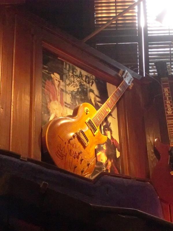 Slash's Gitarre aus dem Video "GUNS N' ROSES - Don't Cry", die er auf dem Dach des Hochhauses kaputt gekloppt hat. Die Gitarre hängt in Hollywood auf dem Sunset Strip im "RAINBOW - Bar & Grill".