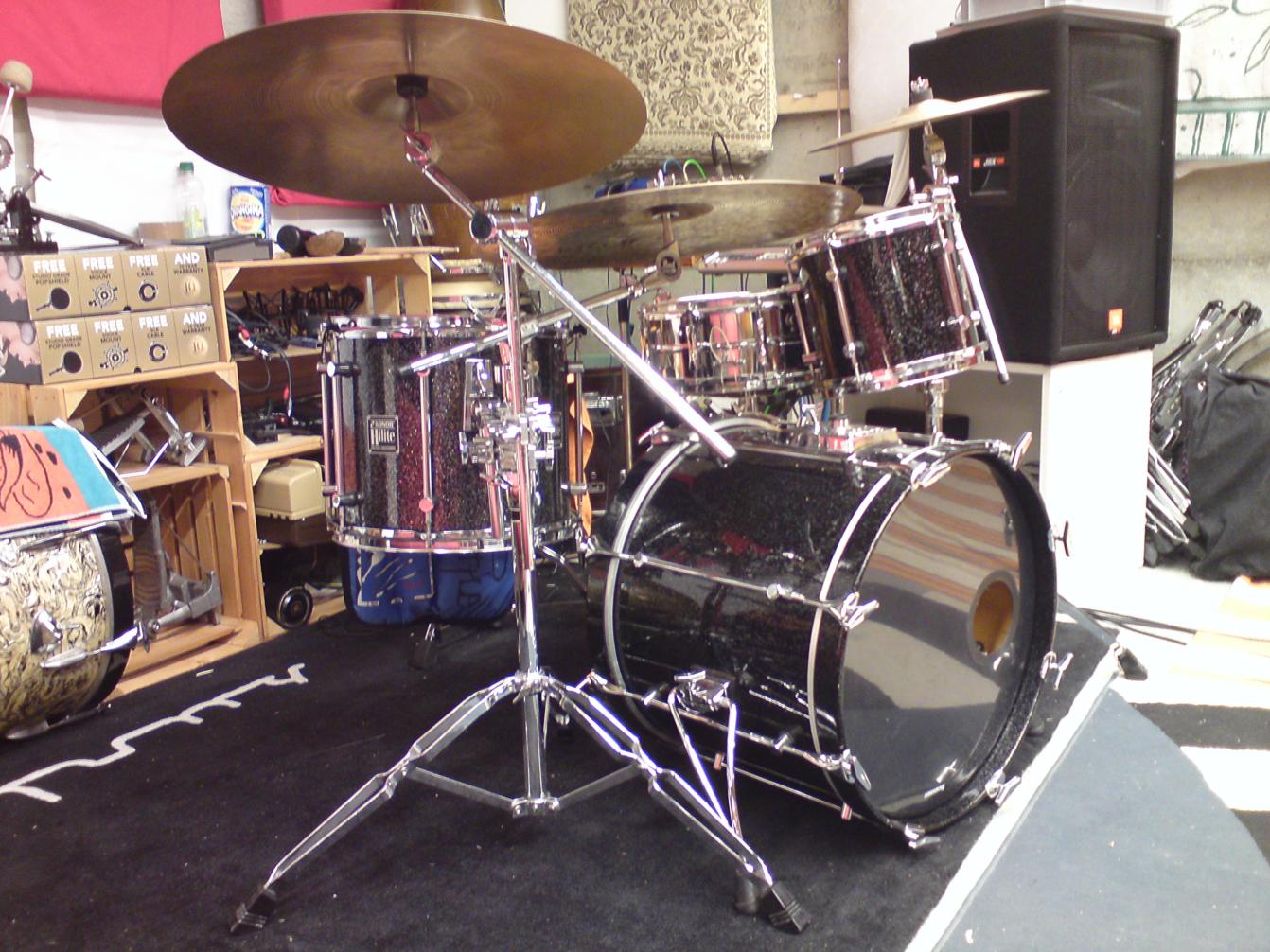 Sonor HiLite in Black Diamond
(10x9, 12x10, 14x12, 20x16)
12" Tom ist nicht montiert ;)