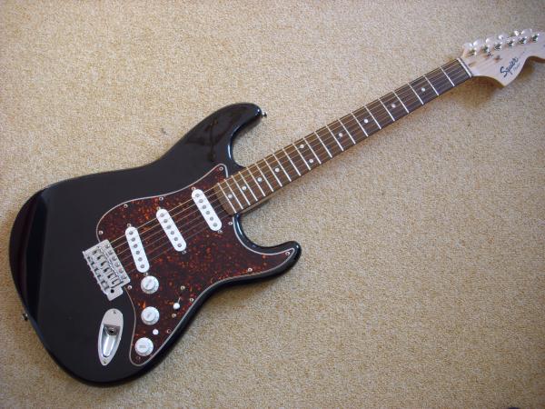 Squier Affinity mit Fender Deluxe Komplettpickguard. Aus Versehen bei ebay ersteigert.