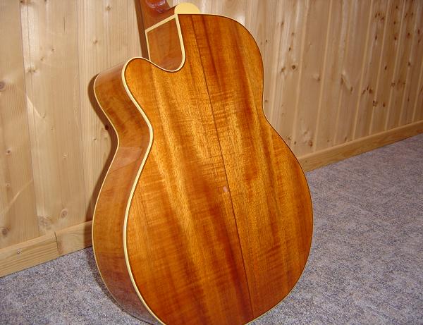 Takamine Limited 1997

Blick auf das schöne Koa-Holz