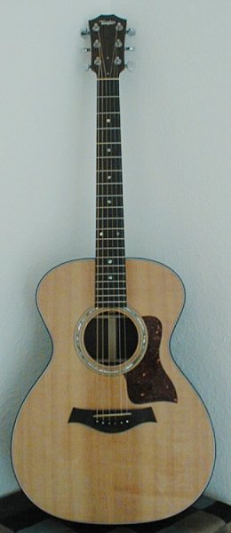 Taylor

Taylor 712, ca. 1998, Fichtendecke, Palisander Korpus, Mahagonie-Hals, Ebenholz-Griffbrett, kein Pickup, einfach nur eine geile Gitarre...