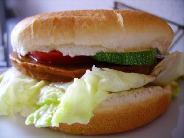 veganer Burger mit Tomaten, Zucchini, Mayonaise und nem Veggie-Burger, unter dem sich auch noch veganer Käse versteckt hat ;)