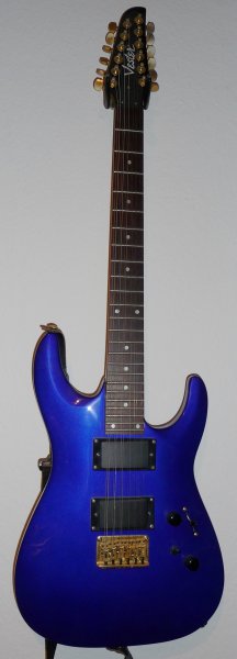 Vester 12string

Eine elektrische 12string ist echt eine besondere Erfahrung! Mein Vorgänger hatte eine trickreiche Schaltung eingebaut, die ich bis heute nicht durchschaut habe ;-) und zwei SH-2 "Jazz" Humbucker. Ich liebe diese Pickups! Leider waren sie pink :kotz: und ich musste einfach die schwarzen Plastikkappen drübermachen. Das Ding war einfach Porno ohne...