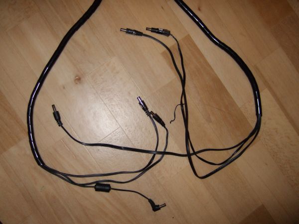 viele Stromkabel sind mit Spiralschläuchen zusammengefasst, so die 3 Kabel für Boss VF1, GEM RP-X und Mischpult sowie die 3 Kabel für Voce V5, Ventilator und Orgelkeyboard